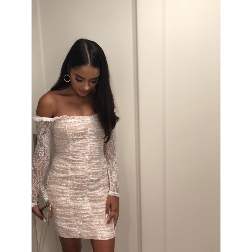 Elle Bodycon Lace Dress - Picture 2 of 3